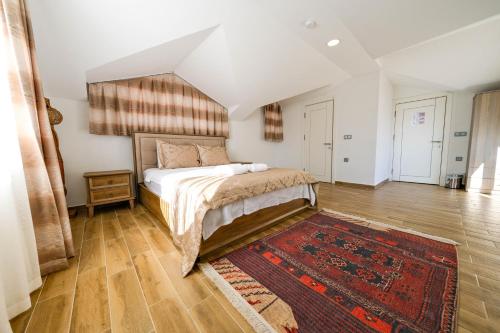 ein Schlafzimmer mit einem Bett und einem Teppich in der Unterkunft Turquoise Shores Family-Friendly Luxury Villa Fethiye Oludeniz by Sunworld Villas in Fethiye