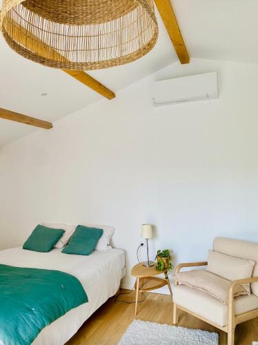 une chambre avec un lit et une chaise dans l'établissement Chambre cosy & Magnifique terrasse et équicoaching, à Castries