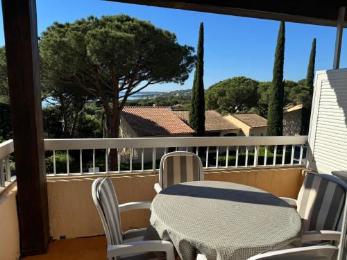 Photo de la galerie de l'établissement Appartement vue mer avec balcon, à Sainte-Maxime