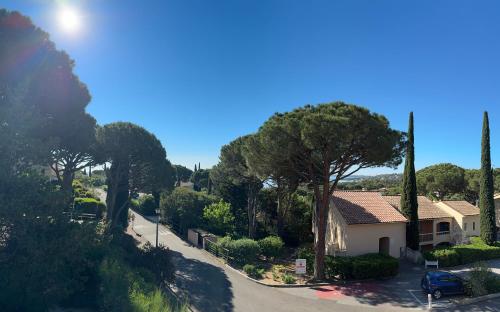 Photo de la galerie de l'établissement Appartement vue mer avec balcon, à Sainte-Maxime