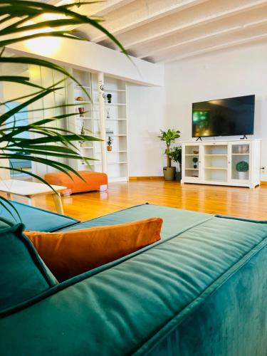ein Wohnzimmer mit Couch und Flachbildfernseher in der Unterkunft Down Town Oasis-Spacious Loft with Private Parking in Brüssel