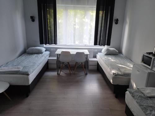 Un ou plusieurs lits dans un hébergement de l'établissement Pokoje hotelowe Wermar