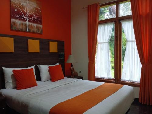 Postel nebo postele na pokoji v ubytování Alamsagita Puncak Hotel & Resort
