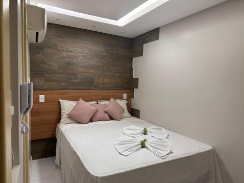 سرير أو أسرّة في غرفة في Pousada Beija Flor