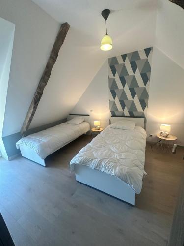 - une chambre mansardée avec 2 lits et 2 lampes dans l'établissement GITES DE KERFETAN, à Moréac