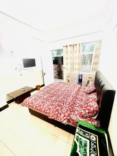 a bedroom with a large bed and a couch at Paradise Rain Hotel in Garhn