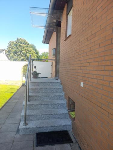 una escalera que conduce a un edificio con una pared de ladrillo en Ferienhaus Nr.7, en Winsen