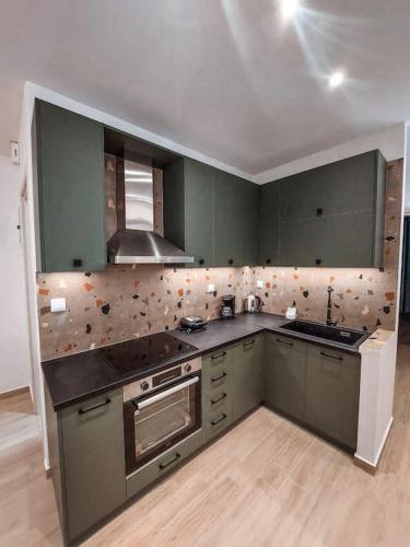 Una cocina o zona de cocina en Iris Apartment Livadeia