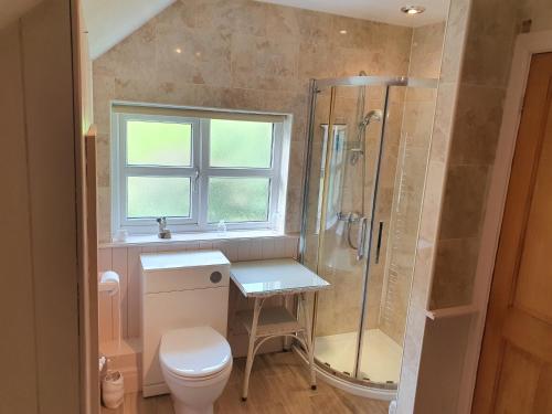 Bathroom sa Escape to Pembrokeshire - charming spacious cottage