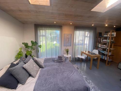1 dormitorio con 1 cama grande y escritorio en STUDIO AURORA, en Reikiavik
