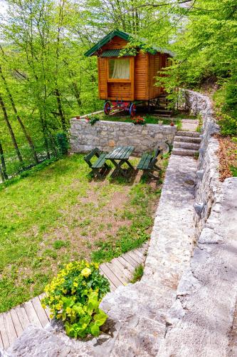 Taman di luar Brvnara Nomad Tri Zvezde