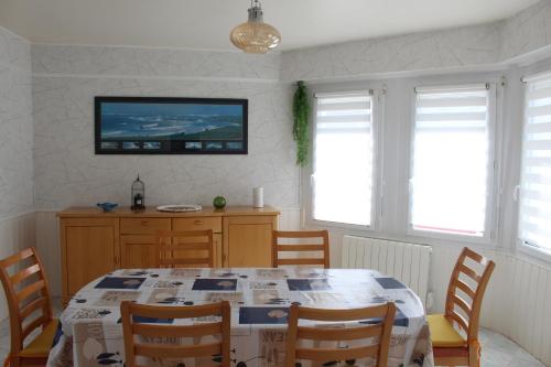 Maison 2 chambres, de centre ville, avec cour exposition sud, à 300 m du port