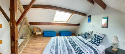 a bedroom with a bed and a window at Charmant duplex 55m2, à 2min à pied de la plage, avec deux vélos in Arcachon