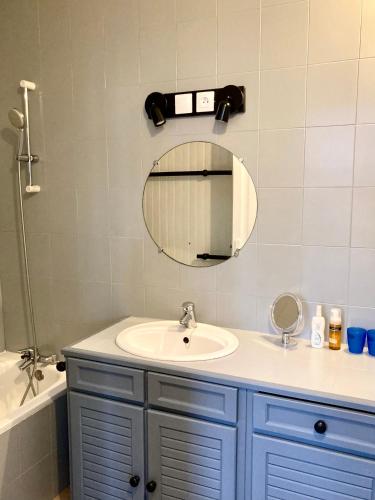 une salle de bain avec un lavabo et un miroir dans l'établissement Charmant duplex 55m2, à 2min à pied de la plage, avec deux vélos, à Arcachon