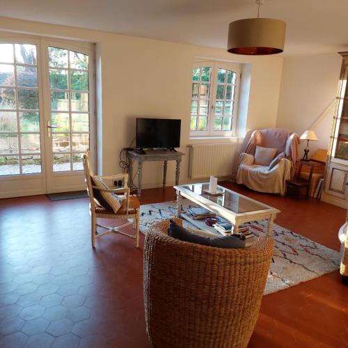 un salon avec une table et des chaises dans l'établissement L'Avancée, à Wimille