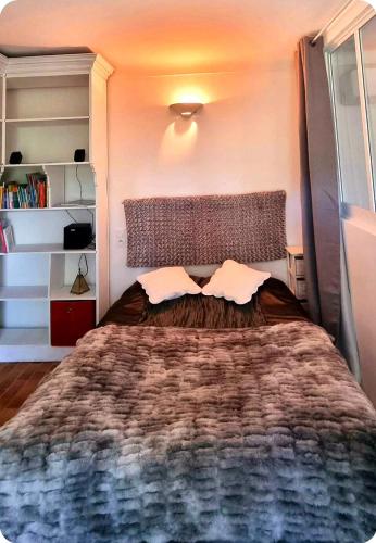 une chambre avec un grand lit avec deux oreillers dans l'établissement Le Pigeonnier, à Vaison-la-Romaine