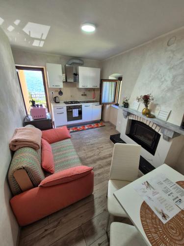 ein Wohnzimmer mit einem Sofa und einem Kamin in der Unterkunft CASA BAT in Mantello