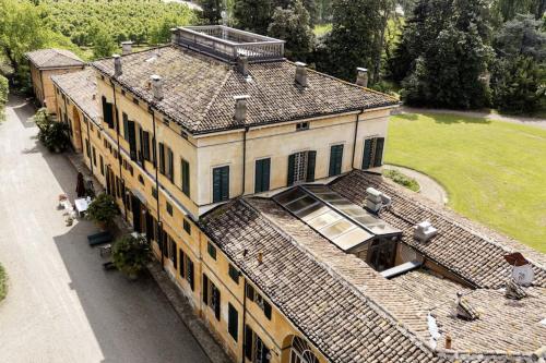 摩德納的住宿－Villa Vandelli - Nel cuore della Motor Valley，享有建筑屋顶的空中景致