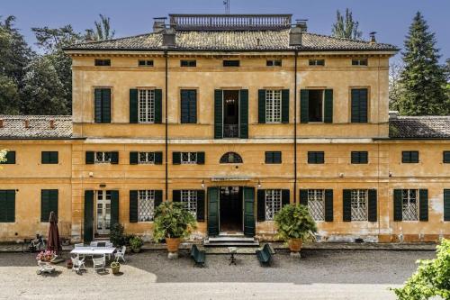 un grande edificio con piante di fronte di Villa Vandelli - Nel cuore della Motor Valley a Modena