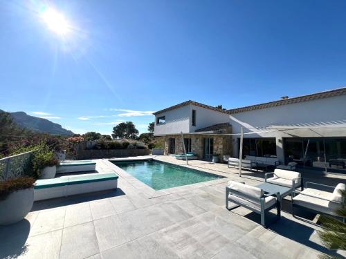 une cour arrière avec une piscine et une maison dans l'établissement La belle vue, à Roquebrune-sur Argens