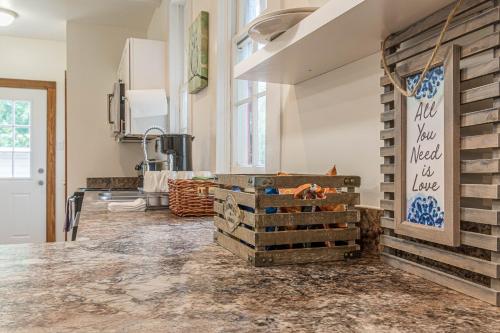 una cocina con cajones de madera en la pared en Free parking, Walk to Botanical Garden, PS4, Grill, Private fenced backyard, Pets allowed, en San Antonio