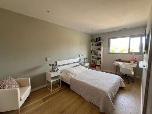 une chambre avec un lit, un bureau et une fenêtre dans l'établissement La belle vue, à Roquebrune-sur Argens