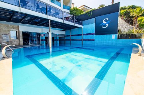 een zwembad in het midden van een gebouw bij SCALA NUOVA BEACH HOTEL in Kuşadası