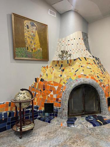 um quarto com uma lareira e uma parede em mosaico em Bella Vita Estate in King City em King City