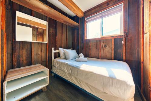 Postel nebo postele na pokoji v ubytování The Long Beach Resort - Beachfront Cottages & Townhouse Suites