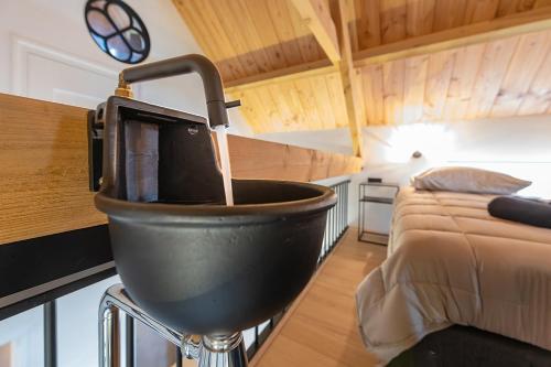 a kitchen with a water fountain in a room with a bed at Vakantiehuisje in de polder in Oud-Alblas