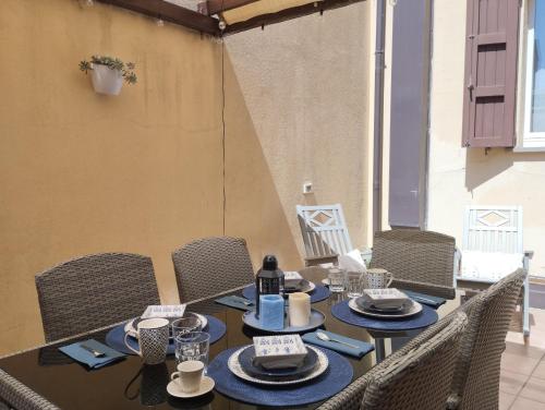 une table avec des chaises et des assiettes de nourriture dans l'établissement A casa di Kika, à Bologne