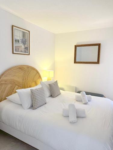 une chambre avec un lit blanc avec des oreillers blancs dans l'établissement 208 - Piscine et Soleil à Grimaud, à Grimaud