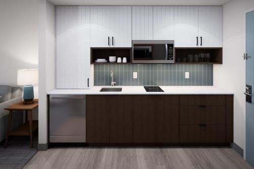 Cuisine ou kitchenette dans l'établissement Staybridge Suites Rehoboth Beach by IHG