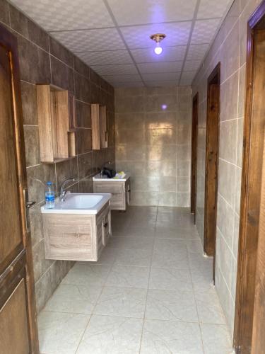Omar Camp Wadi Rum في Disah: حمام مع مغسلة وعددين