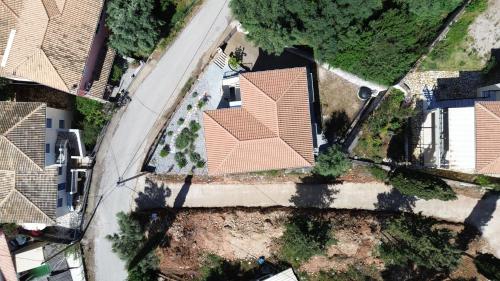 een uitzicht op een huis bij Sissy Villas 1 in Poros