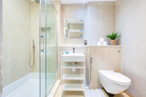 e bagno con servizi igienici, lavandino e doccia. di Dubai Media City Convenient Apartments a Dubai