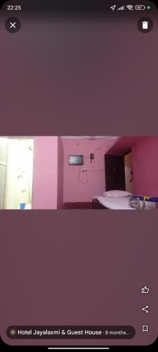 Baño con una habitación rosa con aseo en Jayalaxmi guest House en Birātnagar