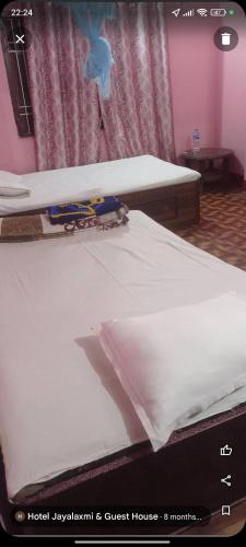 einem Spielzeugzug auf einem Bett in der Unterkunft Jayalaxmi guest House in Birātnagar