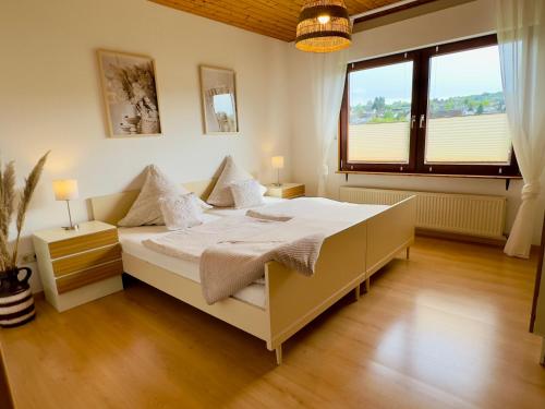 Postelja oz. postelje v sobi nastanitve Ruhige Landhauswohnung in Weilburg