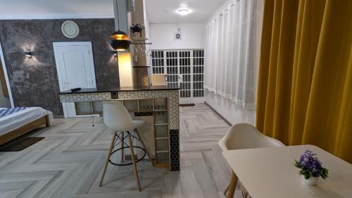 Ένα ή περισσότερα κρεβάτια σε δωμάτιο στο Happy House - cosy apartment with private pool and walking distance to Blue Bay beach