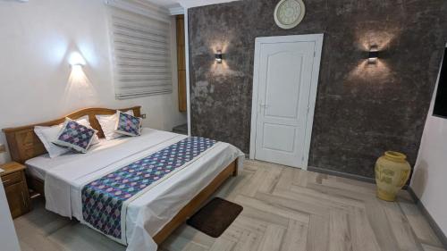 Ένα ή περισσότερα κρεβάτια σε δωμάτιο στο Happy House - cosy apartment with private pool and walking distance to Blue Bay beach
