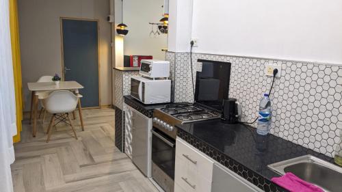 Η κουζίνα ή μικρή κουζίνα στο Happy House - cosy apartment with private pool and walking distance to Blue Bay beach