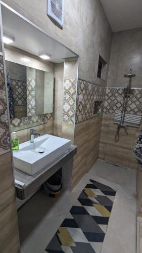 Ένα μπάνιο στο Happy House - cosy apartment with private pool and walking distance to Blue Bay beach