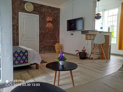 Μια τηλεόραση ή/και κέντρο ψυχαγωγίας στο Happy House - cosy apartment with private pool and walking distance to Blue Bay beach