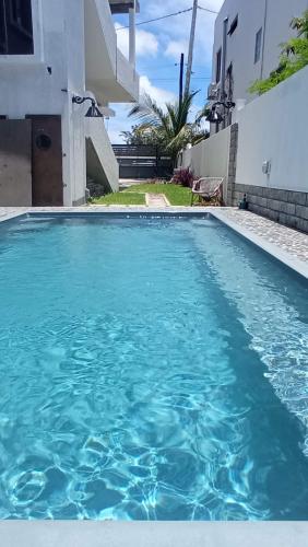 Πισίνα στο ή κοντά στο Happy House - cosy apartment with private pool and walking distance to Blue Bay beach