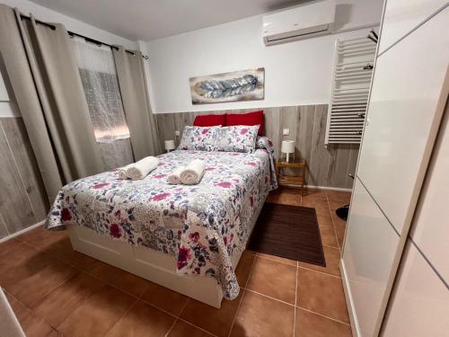 ein kleines Schlafzimmer mit einem Bett und einem Fenster in der Unterkunft La Casita de Yuncos in Yuncos