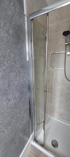 Ένα μπάνιο στο Charnwood Guest House