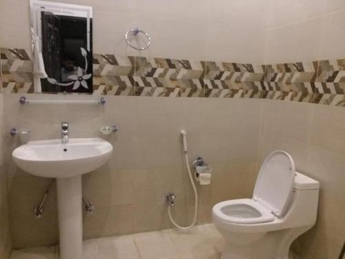 ナランにあるEdge Luxury Resortsのバスルーム(トイレ、洗面台付)