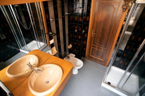 a bathroom with a sink and a shower and a toilet at Appartamento Il Veliero Vista Darsena in Portoferraio
