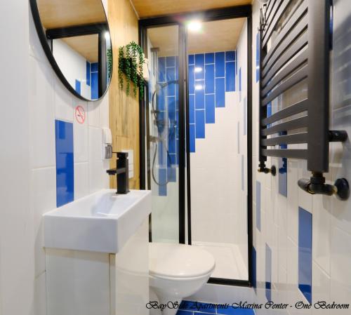 y baño con lavabo y aseo. en BaySide Apartments Marina Center en Gdansk
